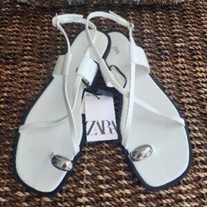 ZARA FLAT STRAPPY SANDALS WITH METAL ORNAMENT, WHITE, size 40 (9) - NWT